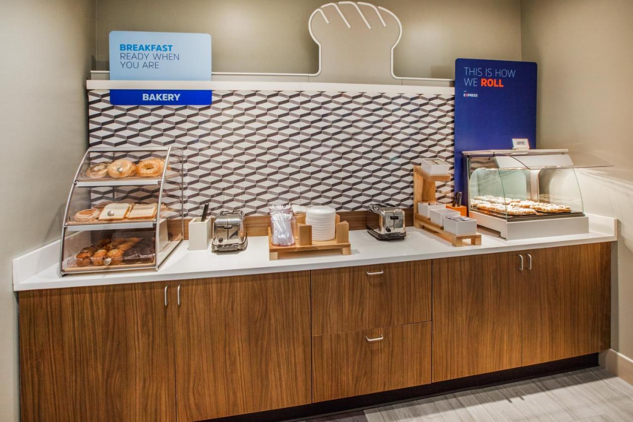 Holiday Inn Express - Gulfport Beach By Ihg ภายนอก รูปภาพ