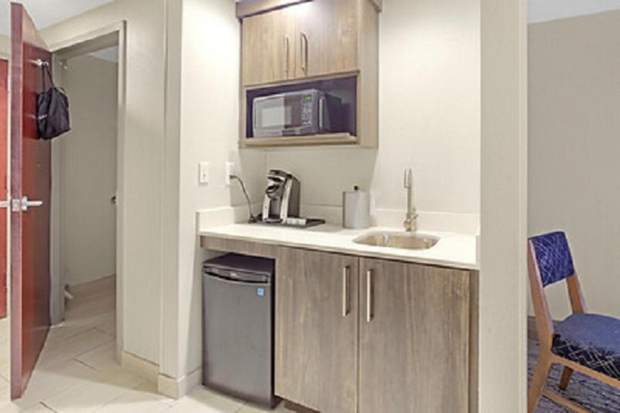 Holiday Inn Express - Gulfport Beach By Ihg ภายนอก รูปภาพ