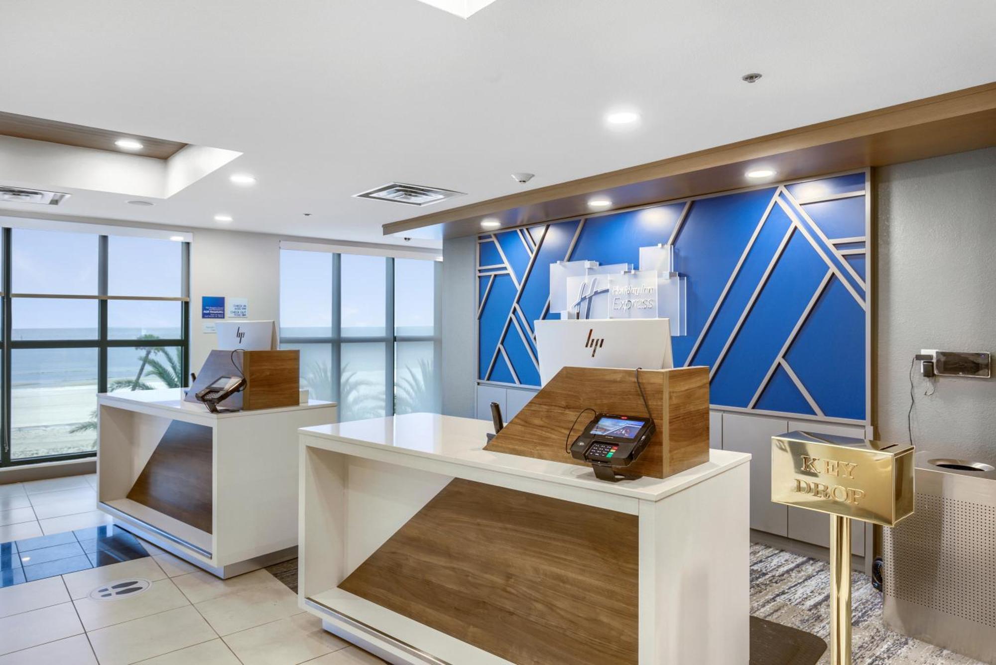 Holiday Inn Express - Gulfport Beach By Ihg ภายนอก รูปภาพ